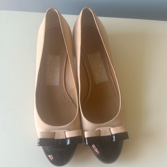 Salvatore Ferragamo Vara Suede Bow Accent Pumps - Picture 2 of 10